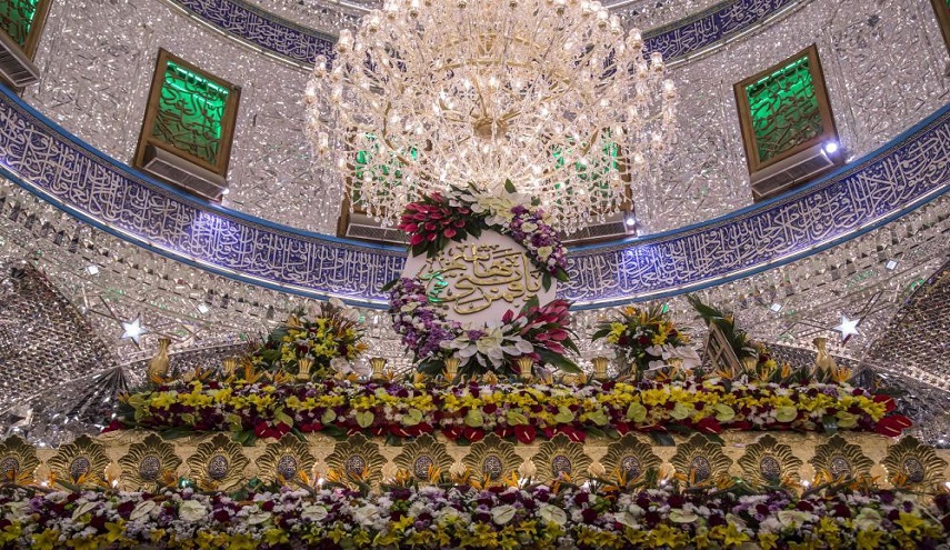  بالصور..باقات وأكاليل من الورود الطبيعيّة تزين ضريح ابي الفضل العباس بن علي (عليه السلام)