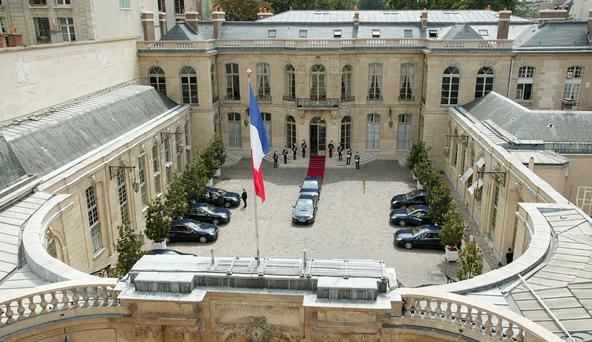 مهاجرة جزائرية بفرنسا ترفض مصافحة مسؤول..وكان الثمن باهضا!..