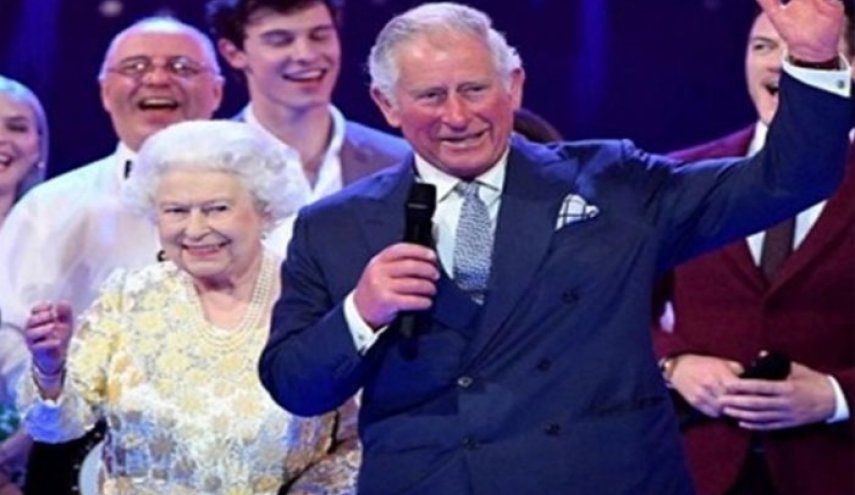  بالصورة.. مزحة الامير مع أمه الملكة تثير غضبها!!