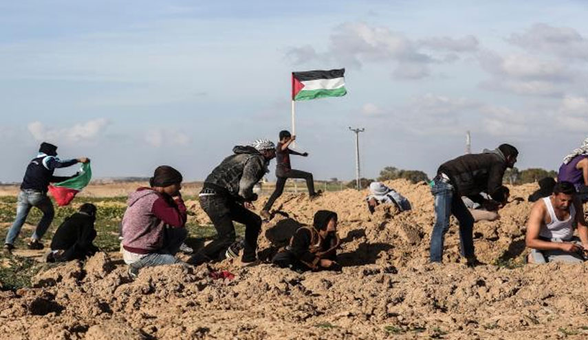 بالصور.. بدء فعاليات جمعة الشباب الثائر بانتزاع السياج الفاصل شرق جباليا