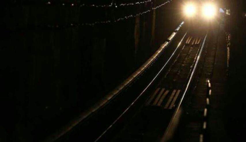 بريطاني دهسه القطار 300 مرة في يوم واحد!