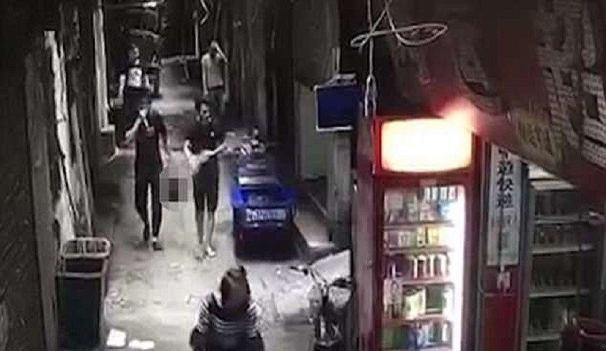 بالفيديو... قطع رأس زوجته وسار به في الشارع!