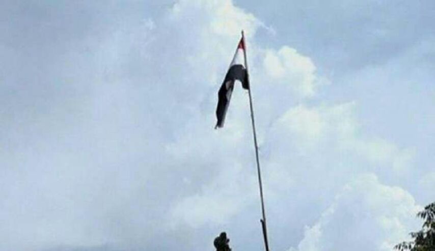 بالصور.. رفع العلم السوري في مخيم اليرموك