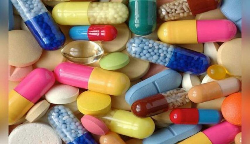 لماذا تحتوي كبسولات الدواء على لونين مختلفين؟