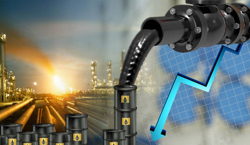 النفط يتراجع بعد قفزة كبيرة في المخزونات الأمريكية