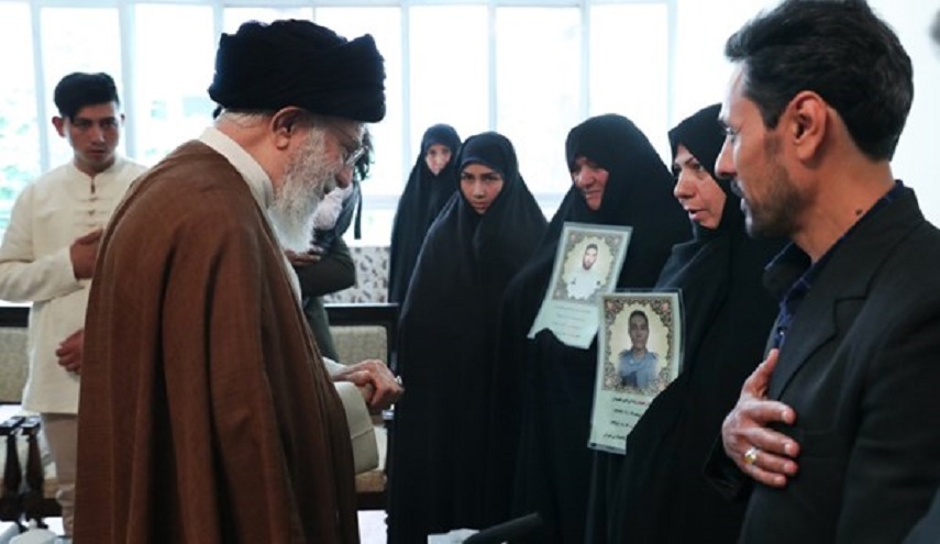 قائد الثورة الاسلامية يستقبل أسر الشهداء