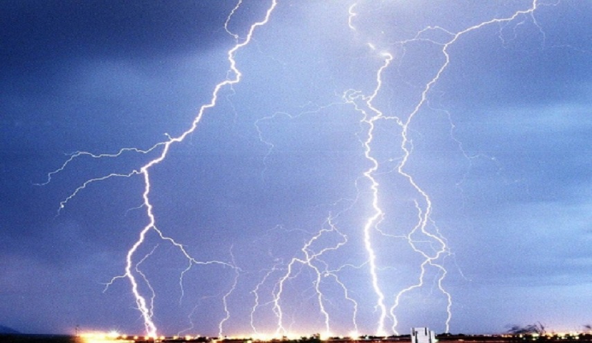  متنبئ جوي عراقي يحذر من صواعق برق عنيفة تستهدف هذه المحافظة!!