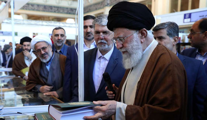 قائد الثورة الاسلامية يتفقد معرض الكتاب الدولي في العاصمة طهران