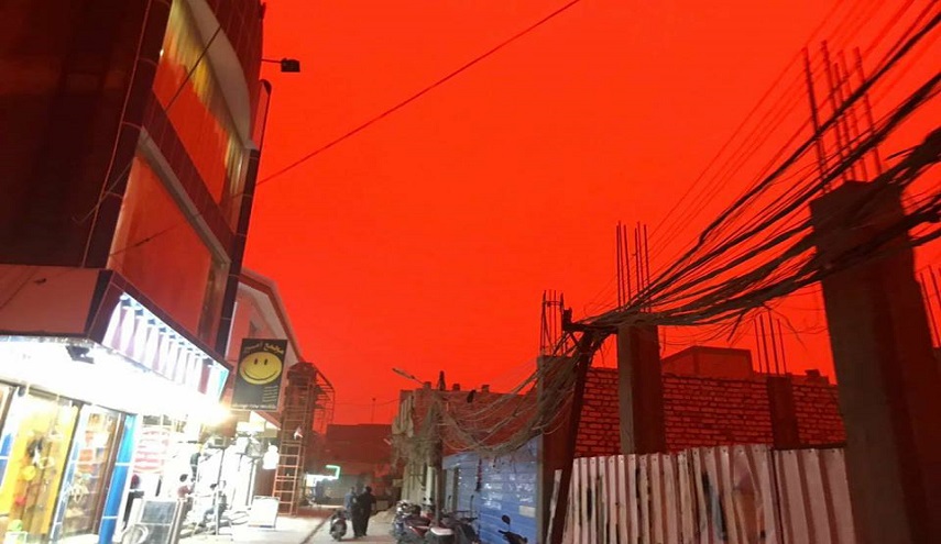 بالصور..عاصفة "حمراء"! تجتاح مناطق في العراق 