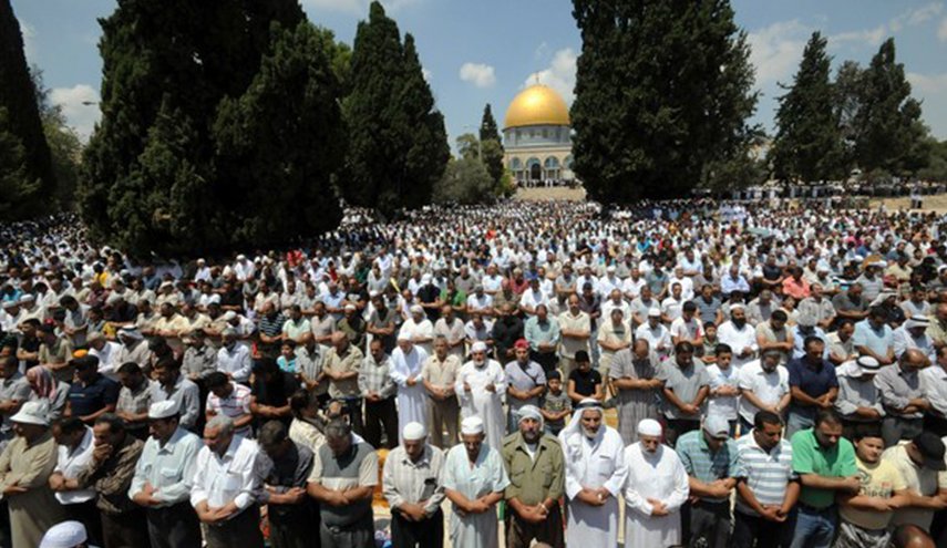 نحو 120 ألف مصل يؤدون الجمعة الأولى من رمضان في الأقصى