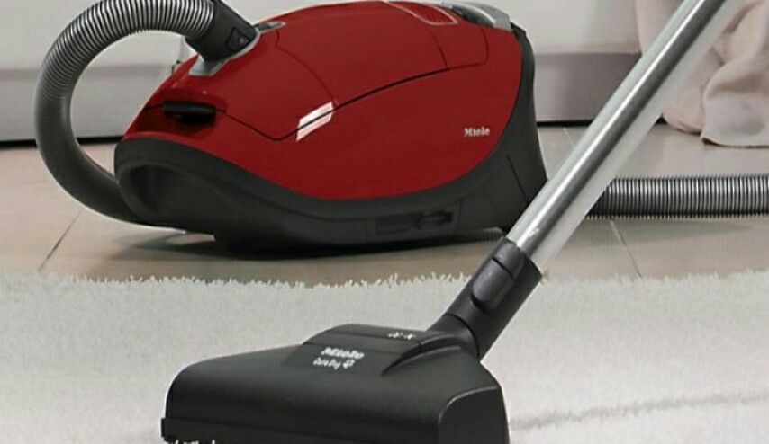 شاب عربي يتخلص من زوجته بواسطة مكنسة كهربائية!