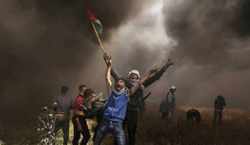 شبان فلسطينيون يجتازون السياج الفاصل ويحرقون موقعاً للاحتلال الصهيوني 