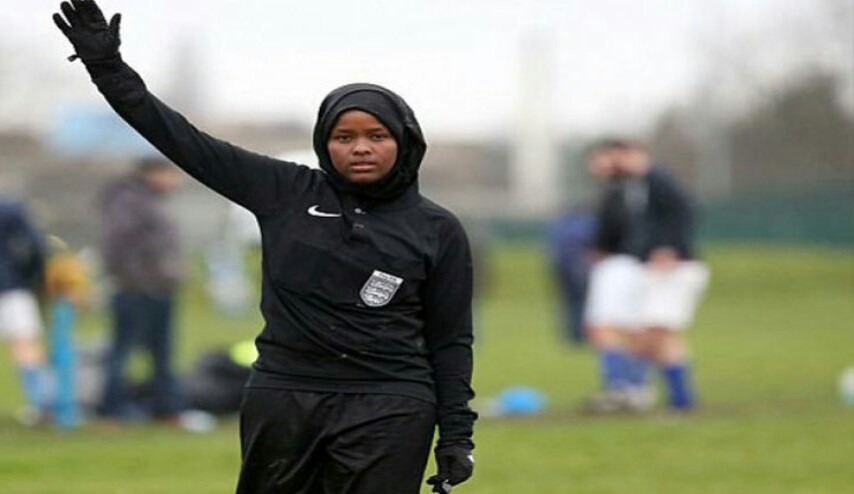 بالصور: أول امرأة مسلمة تؤدي دور حكم في مباراة كرة قدم في بريطانيا!