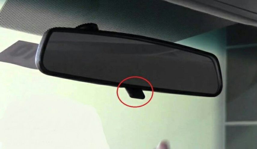 ما هي وظيفة الزر الذي يتواجد في المرآة الوسطية؟