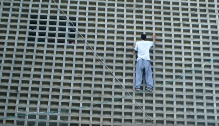 سبيدرمان الحقيقي ظهر في فرنسا وانقذ طفلا من الموت!