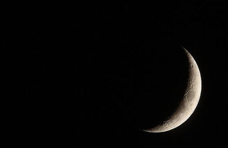 شاهد بالصورة.. "هلال رمضان" يتسبب في حالة من الجدل