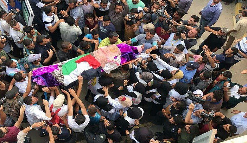 الفلسطينيون يشيعون المسعفة "رزان النجار" بخانيونس جنوب قطاع غزة