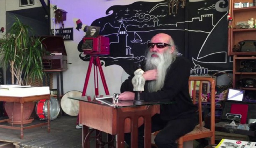 الرسام العجوز خارج سجن "اردوغان"