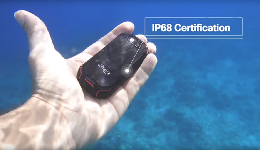 "Atom" أصغر هاتف ذكي في العالم