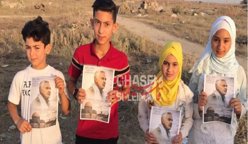  أطفال غزة يرفعون صور اللواء قاسم سليماني ويشكرونه  