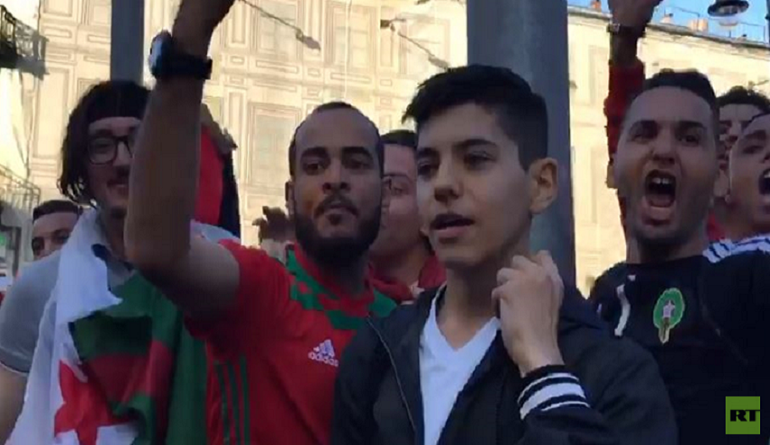 مشجعون مغاربة يهاجمون آل الشيخ في موسكو والنهاية غير متوقعة!