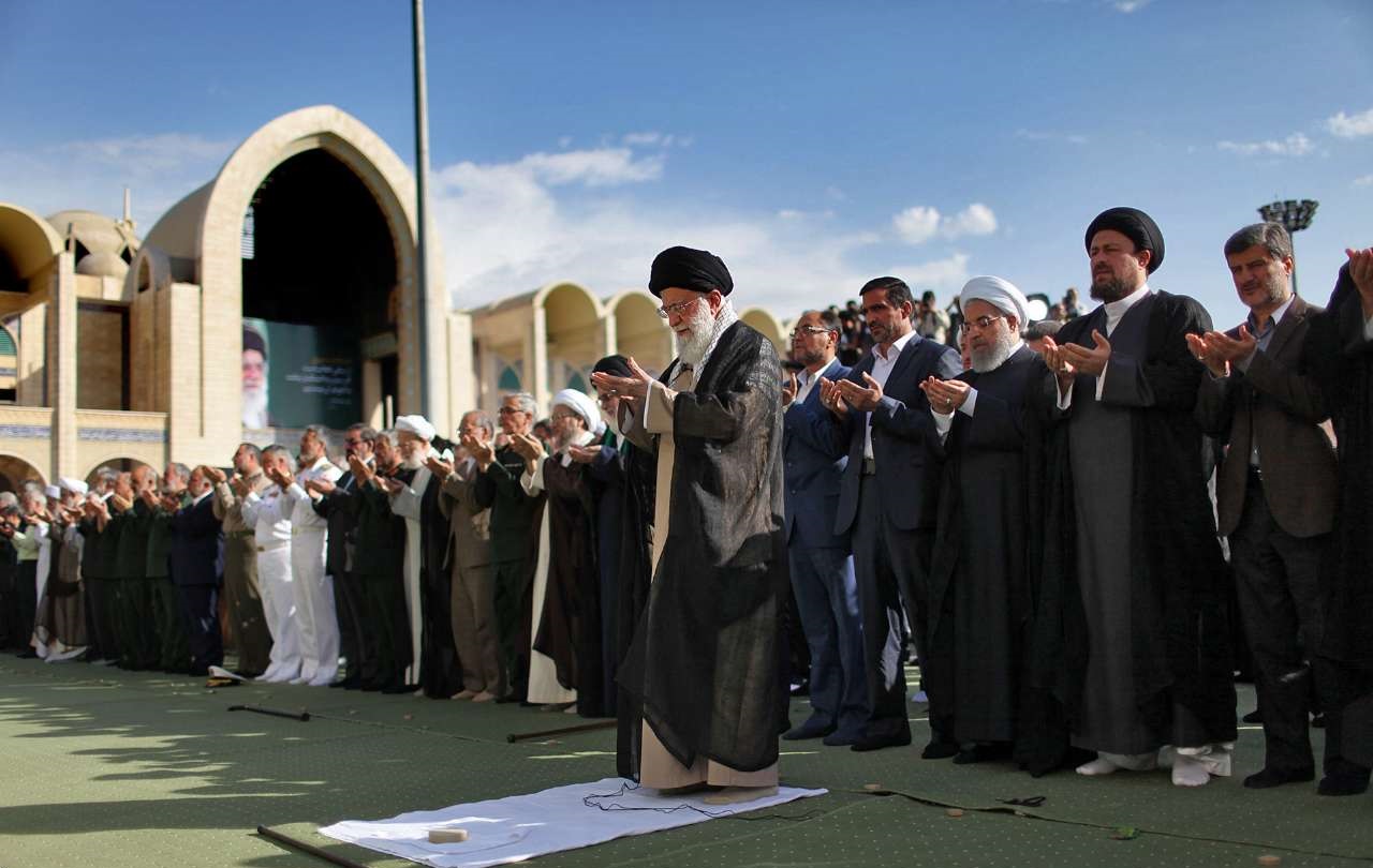  اقامة صلاة عيد الفطر السعيد بامامة قائد الثورة الاسلامية 