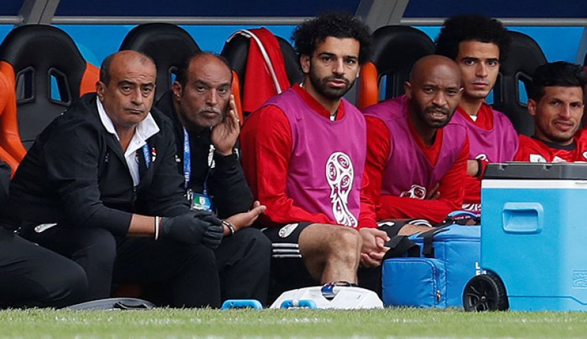 تفاصيل ما جرى في غرف ملابس لاعبي مصر بعد مباراة أوروغواي.. وصلاح غير جاهز "نفسياً"!!