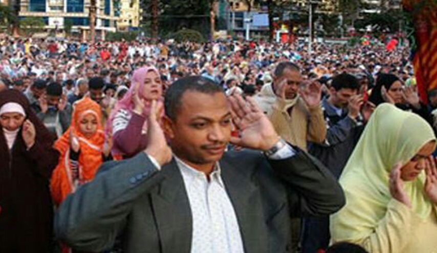 اختلاط النساء بالرجال في صلاة العيد يثير ضجة في مصر