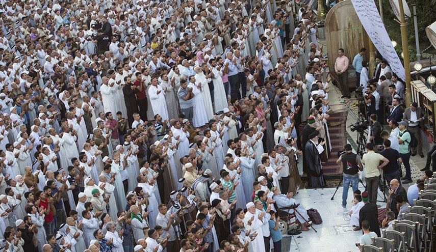  خطيب صلاة العيد في كربلاء ينتقد نقص الخدمات وارتفاع معدلات الفقر+ صور 