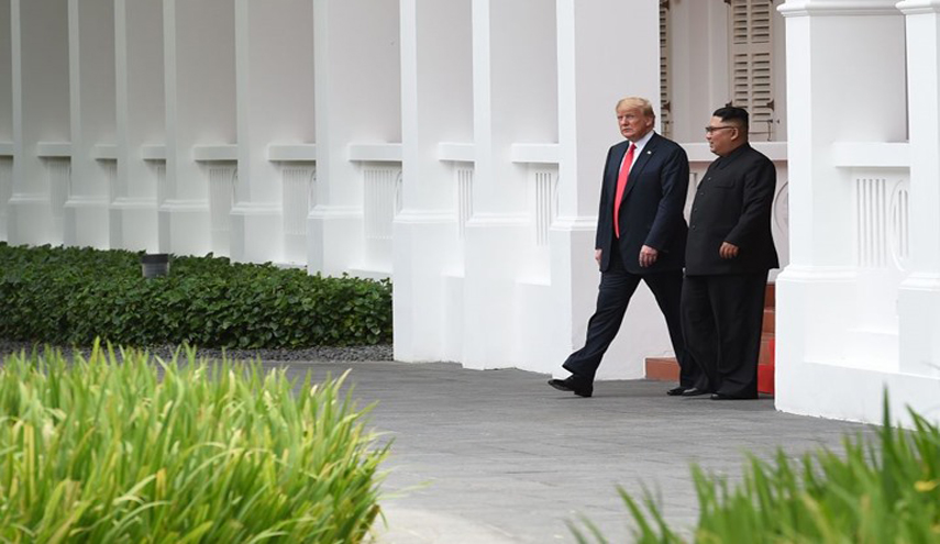 حقيبة تثير الشكوك خلال قمة ترامب وكيم (صور)