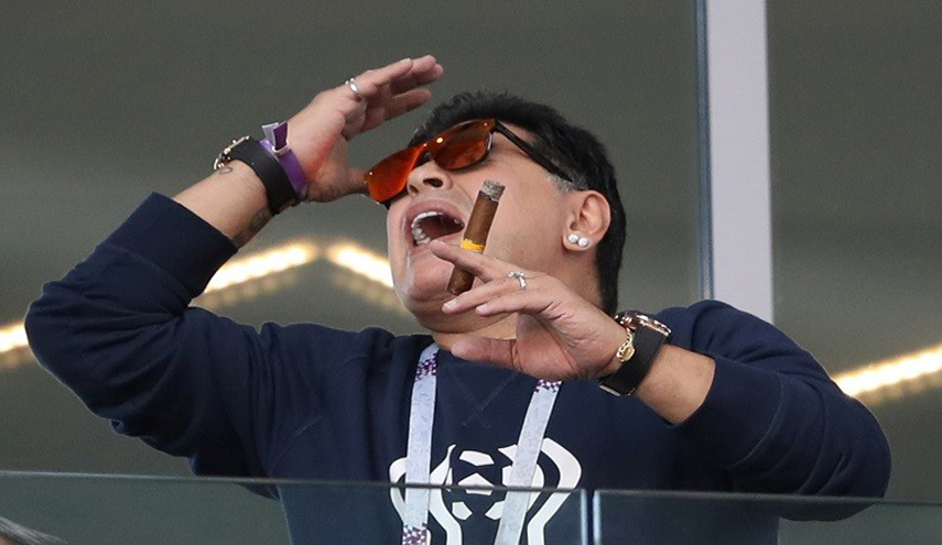 بالصور.. ميسي يشعل غضب مارادونا والسبب...