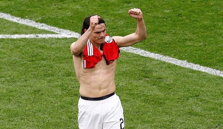 كافاني يكشف سر طلبه الحصول على قميص محمد صلاح