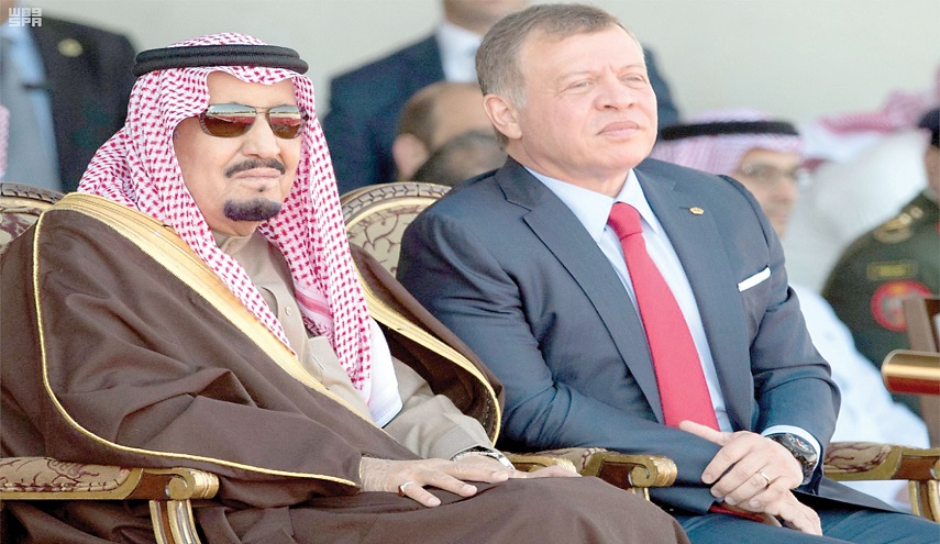 كاتب بريطاني : ملك الأردن يشعر حالياً بارتباطٍ أقل بالسعودية 