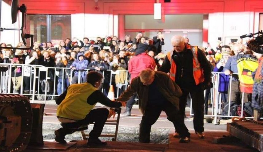 فنان أسترالي "يدفن" نفسه حيا! 