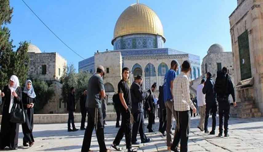 عشرات المستوطنين الصهاينة يقتحمون المسجد الأقصى 