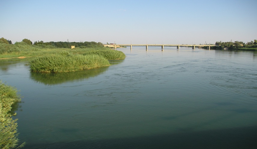 شاهد.. ماذا يتدفق من سوريا الى العراق عبر نهرالفرات!!