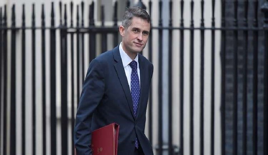 بماذا هدد وزير الدفاع البريطاني ،تيريزا ماي؟