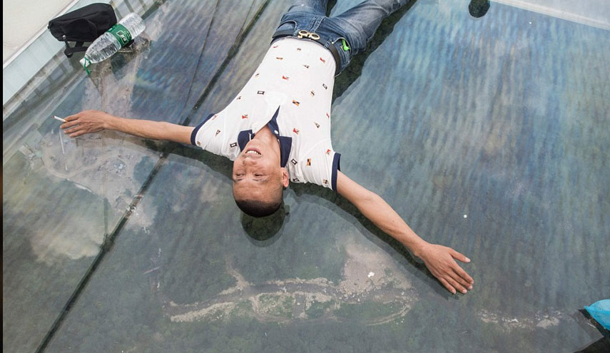 شاهد أطول جسر زجاجي في العالم..لأصحاب القلوب القوية فقط!