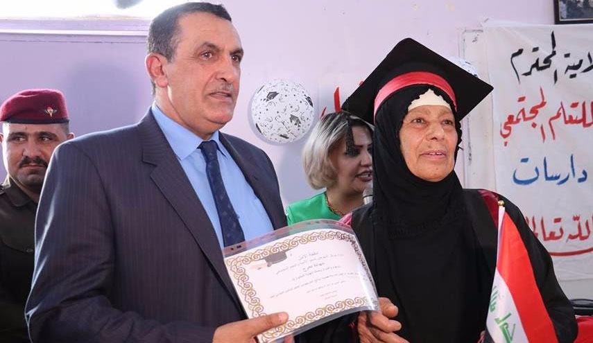 بالصور.. عراقية عمرها 78 سنة تتخرج من الجامعة!
