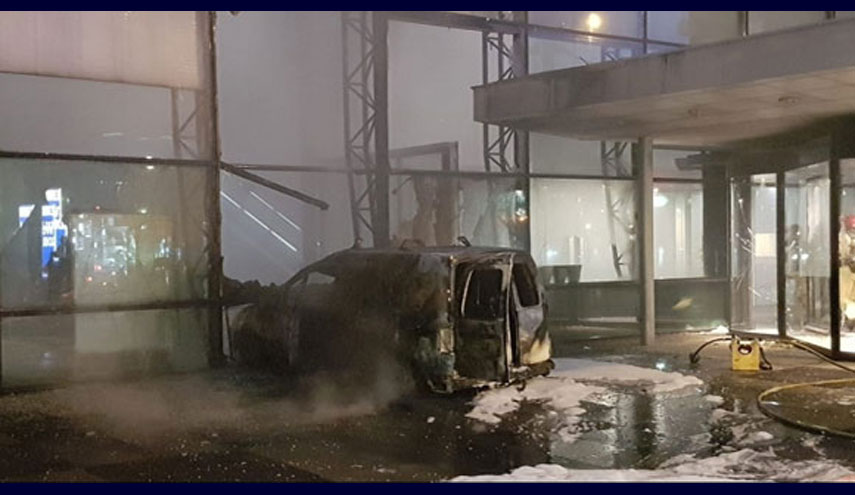 حافلة تقتحم مكاتب صحيفة هولندية والشرطة تشتبه في أن الحادث “متعمد”