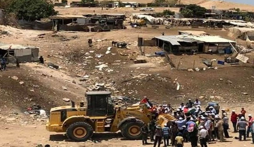 جرافات الاحتلال تداهم الخان الاحمر جنوب شرق القدس والفلسطينيون يتصدون لها