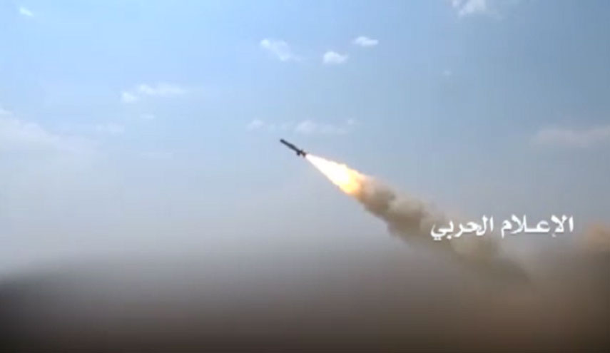 باليستي يمني يقصف مخازن إمداد العدوان بالساحل الغربي