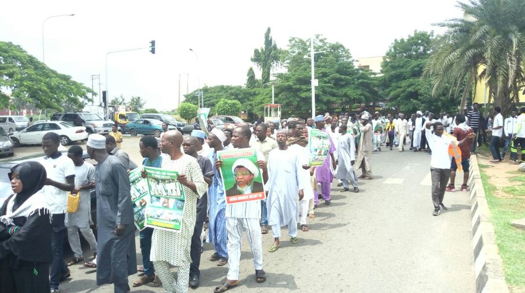 بالصور.. احتجاجات أمام السفارات للإفراج عن الشيخ الزكزاكي