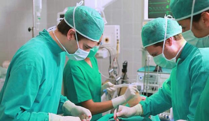 لماذا يرتدي الأطباء ملابس خضراء أثناء العمليات؟