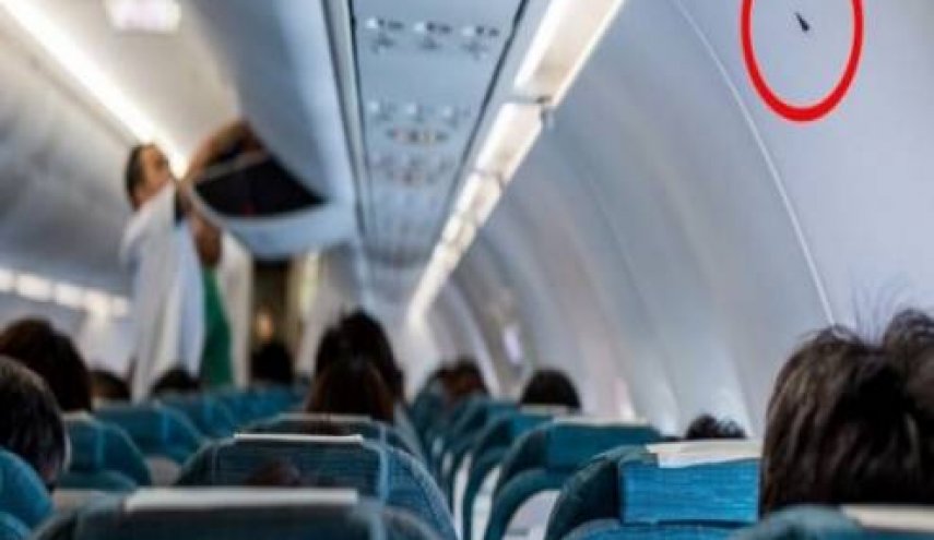  ماذا تعني هذه المثلثات الصغيرة داخل الطائرات؟ 