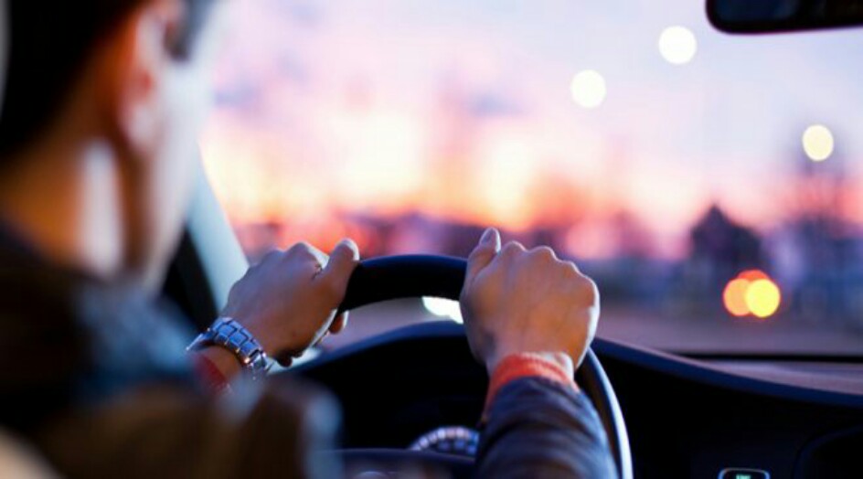 كيف تتصرف إذا انفجر إطار سيارتك وأنت على الطريق؟.. اتَّبع هذه النصائح