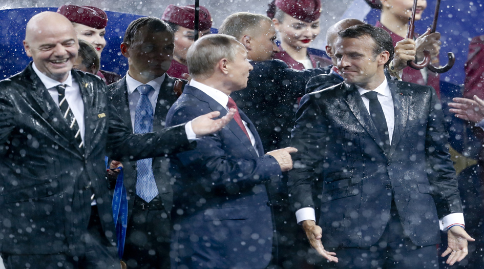 بالصور... ماكرون يحتج على بوتين بسبب موقف محرج!!