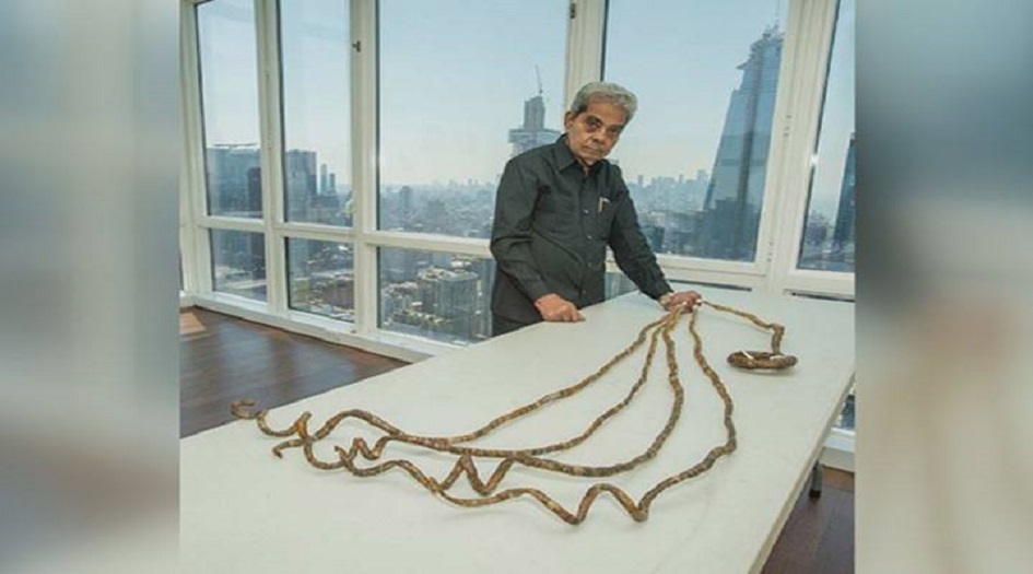 شاهد..صاحب أطول أظافر في العالم يتخلى عنها بعد 66 عاما!