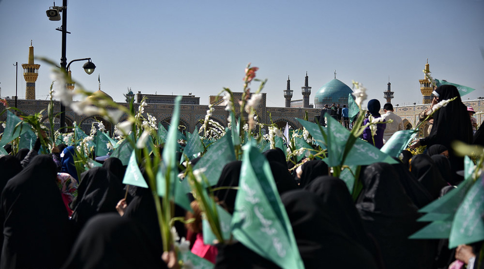 إحتشاد عشرات السيدات في حرم الإمام الرضا عليه السلام
