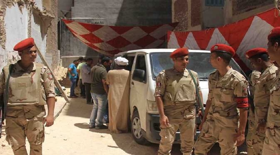 شاهد... الجيش المصري يستلم تابوتا أثريا عجيبا يزن 30 طنا!